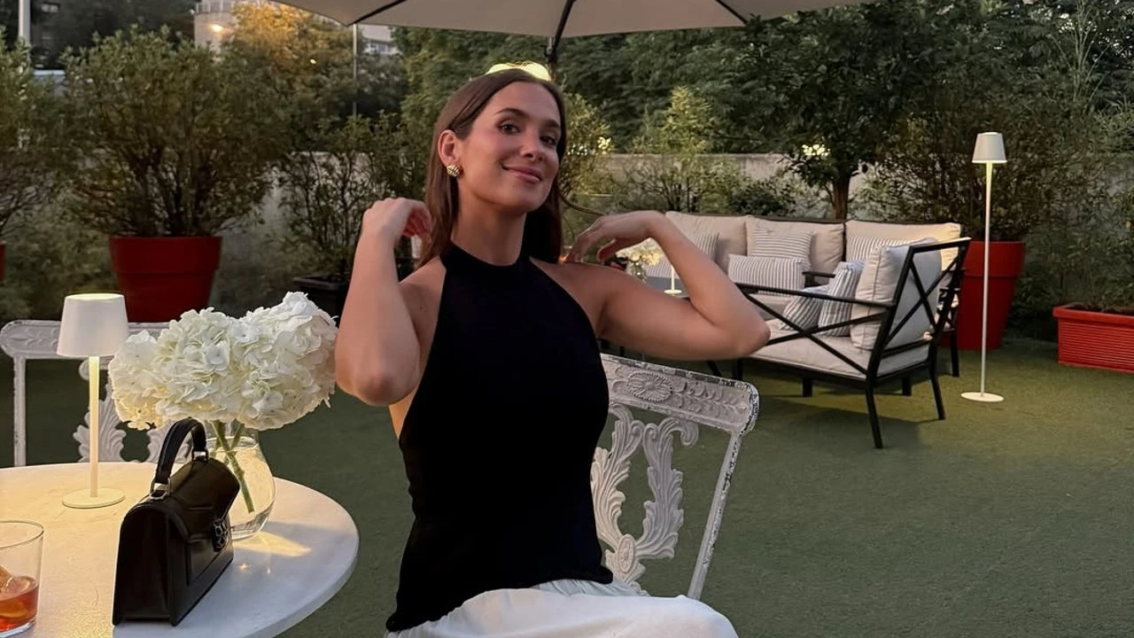 María Pombo y el vestido perfecto de invitada para una preboda: sofisticación y sencillez en clave lujo silencioso