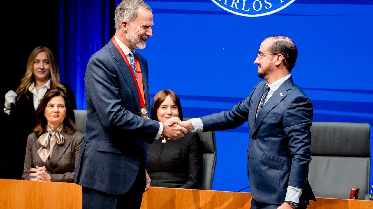 El Rey Felipe VI recibe la Medalla de Honor de la Universidad Carlos III y llama a 