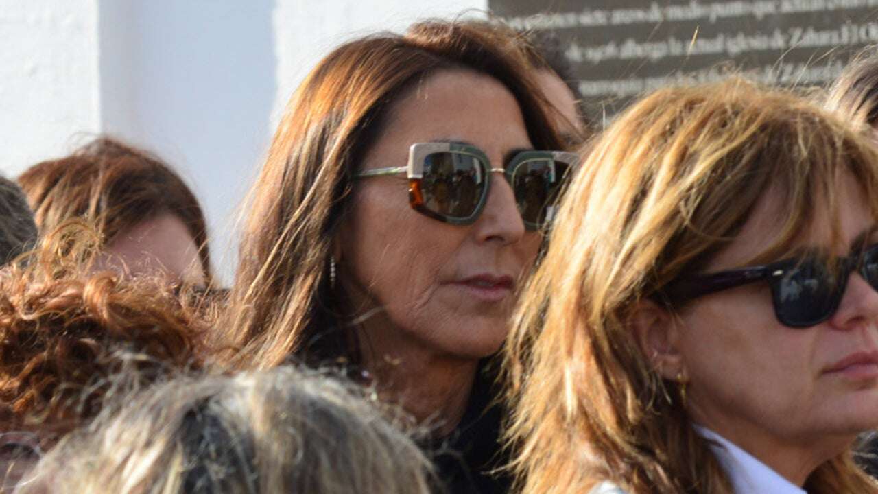 Las imágenes de Paz Padilla y su hija Ana, desoladas en el funeral de Luis Padilla