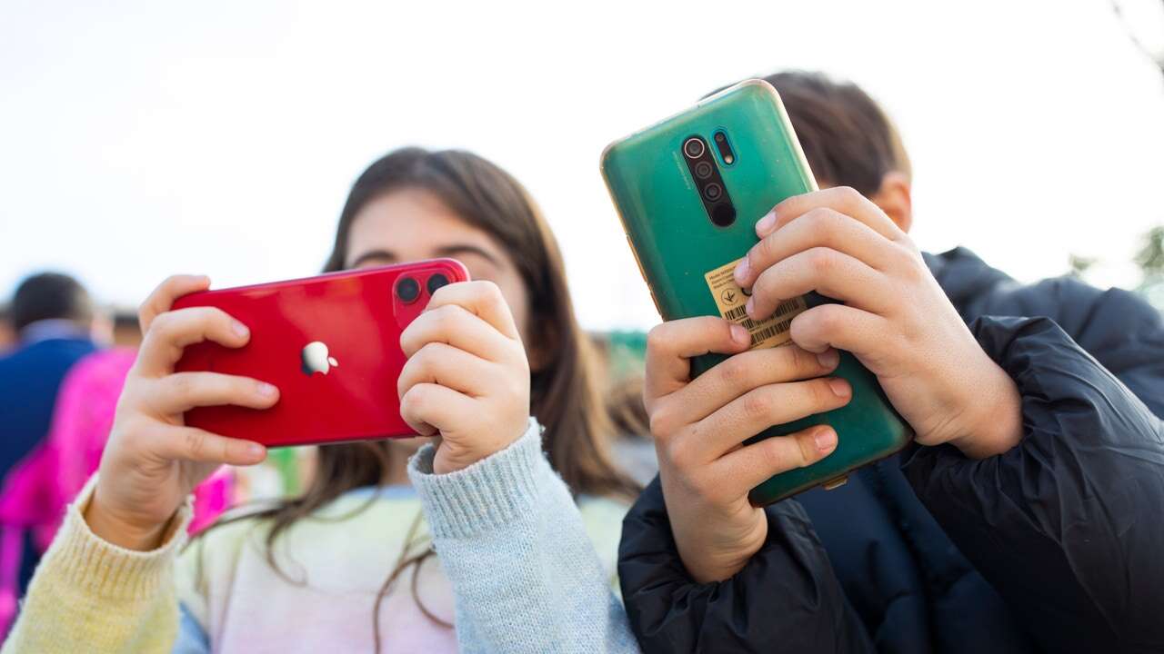 Nueva York planea prohibir móviles y tabletas en las escuelas el próximo curso