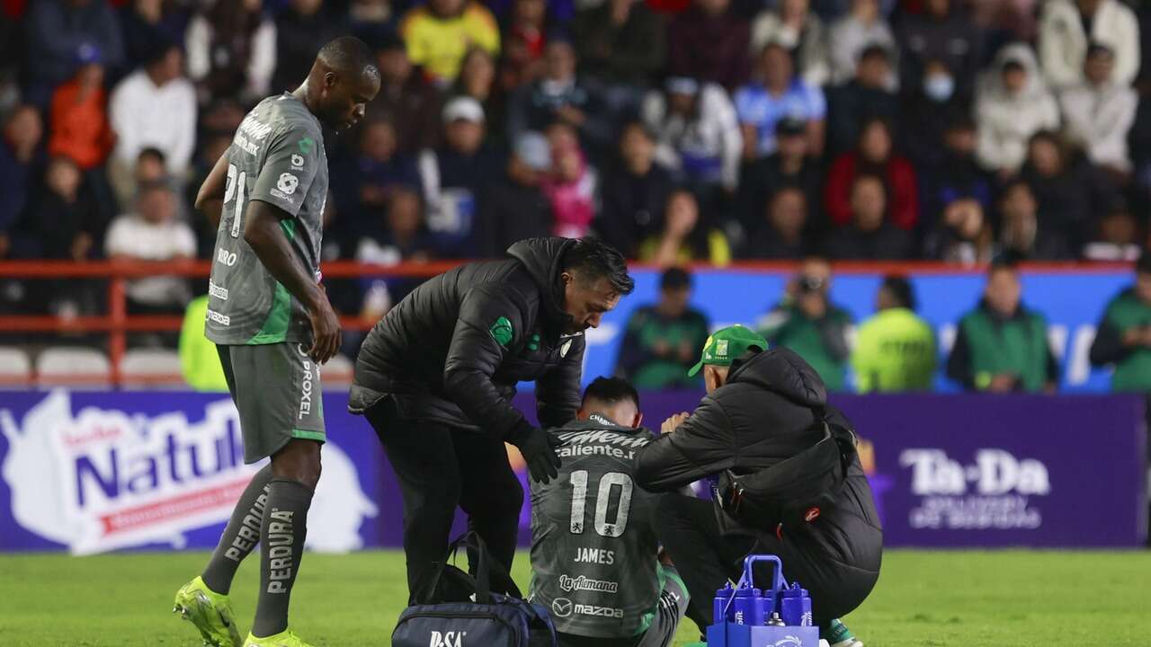 La salvaje entrada que sufrió James Rodríguez en el Pachuca - León: patada voladora y pisotón en el cuello