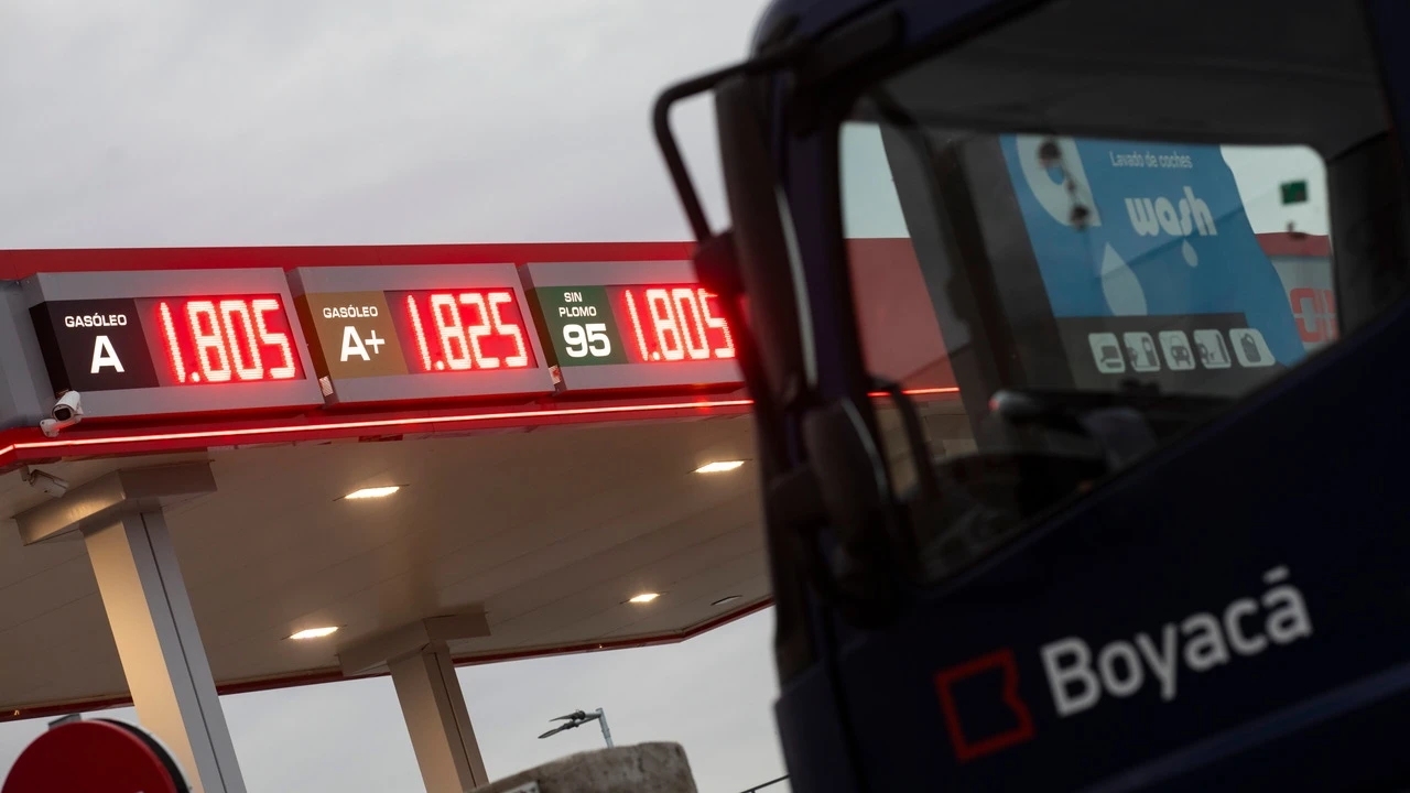 Un hombre en Los Ángeles se para a echar gasolina en plena persecución con la policía y aun así consigue escapar
