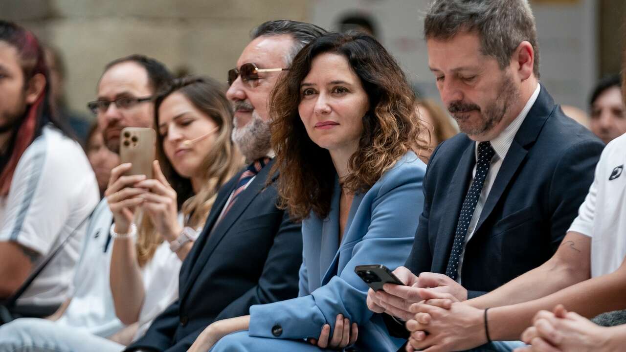 Isabel Díaz Ayuso se ha olvidado de su traje rojo favorito y nos ha dejado claro que esta primavera lo vamos a llevar azul