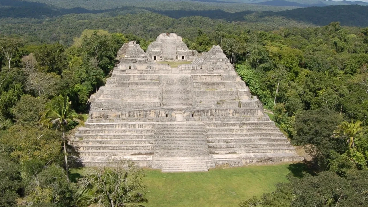 Hace 1.700 años, este enigmático rey maya de una gran ciudad se enterró, ahora lo han encontrado