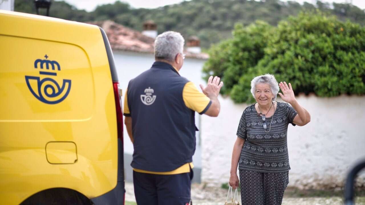 Banco Sabadell firma un acuerdo con Correos para que sus clientes puedan retirar efectivo en las oficinas postales de toda España y mediante carteros