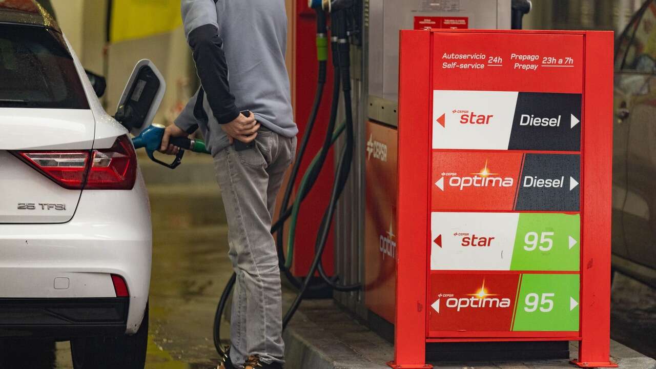 Los carburantes continúan su tendencia a la baja: el litro de gasolina se sitúa en 1,558 euros y el de diésel en 1,490 euros