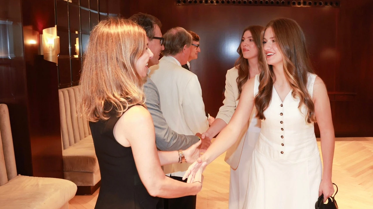 La Princesa Leonor se viste de blanco con alpargatas de cuña en su primer acto del día en Cataluña (y sin uniforme)