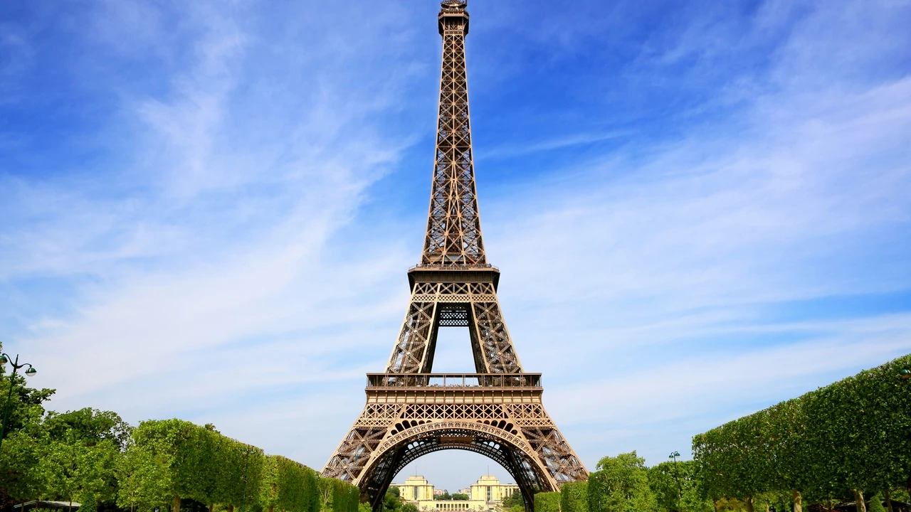 Detenido un paracaidista por saltar desde la Torre Eiffel esta madrugada