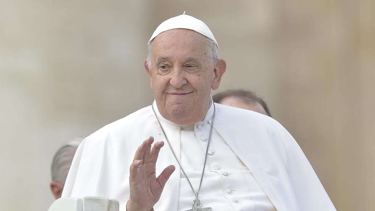 El Papa sigue mejorando, pero aún no hay fecha de alta