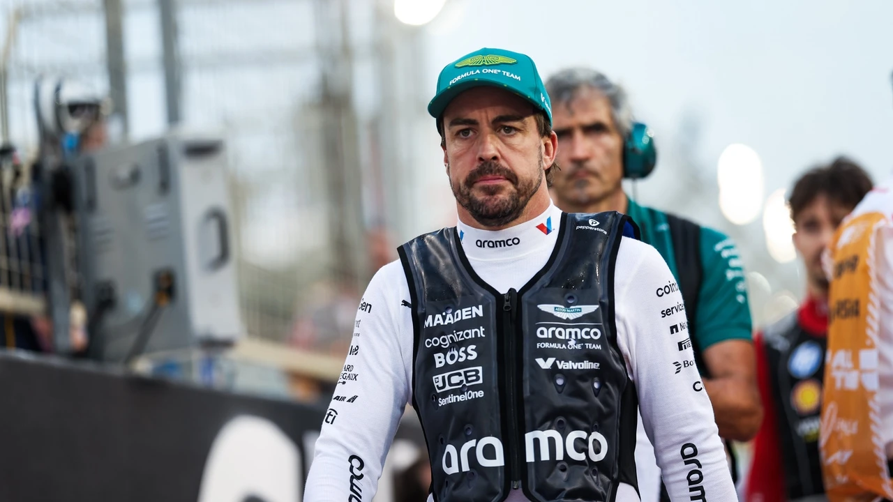 Fernando Alonso presenta casco nuevo, pero sólo se habla de la mujer que le acompaña