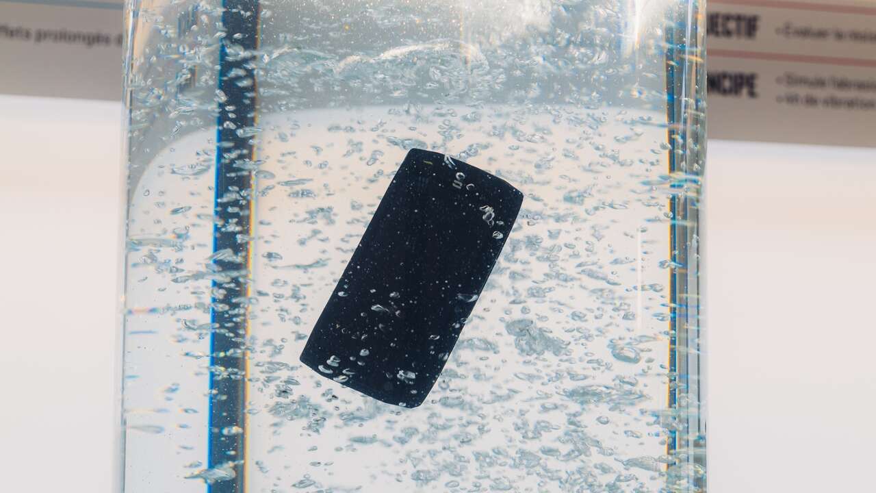 ¿Cómo saber si tu 'smartphone' es realmente resistente al agua? Mucha atención a este detalle