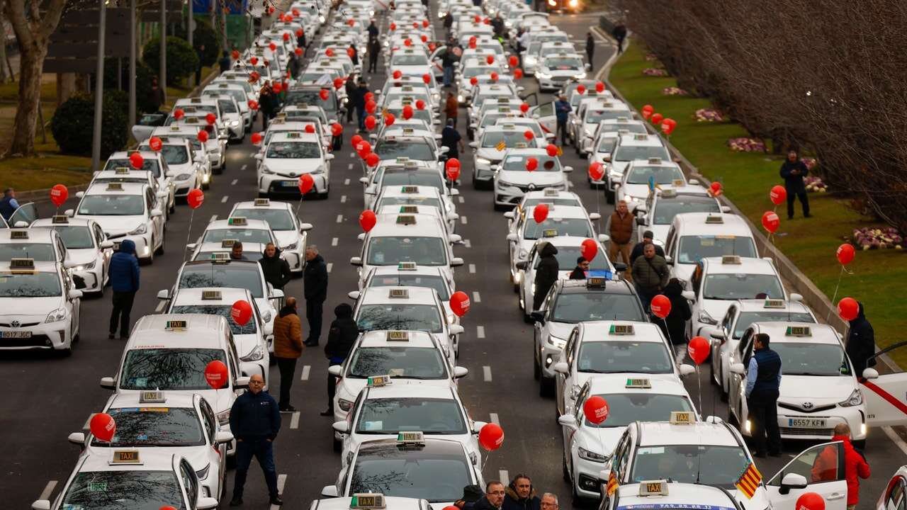 Los taxistas reclaman a Trabajo medidas urgentes para frenar la subida del precio de los seguros