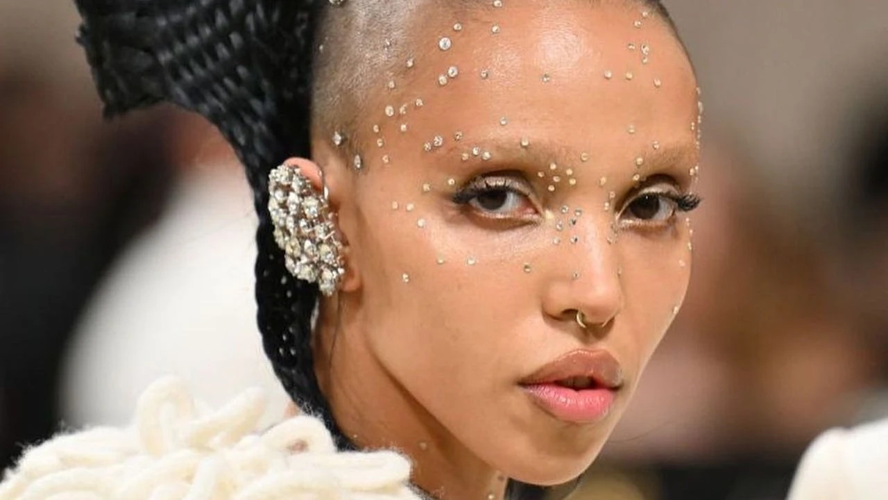 Nos olvidamos de las cejas laminadas, porque las decoloradas son la nueva tendencia de belleza de este 2024