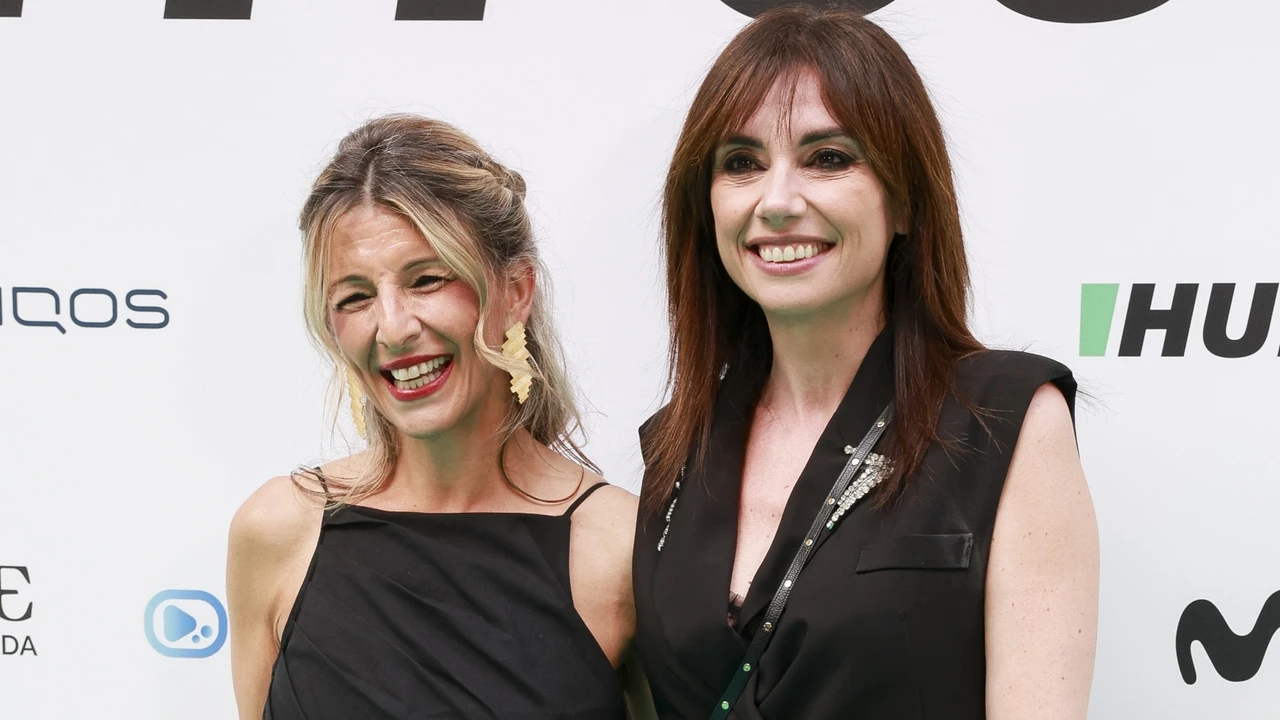 Yolanda Díaz deslumbra con un vestido negro de Zara de menos de 30 euros: elegancia y poder en clave minimal