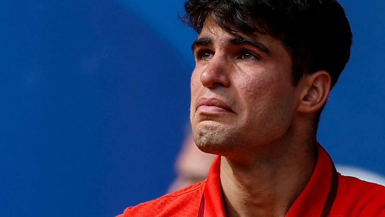 Un mensaje y una bandera española: la comentada imagen de Alcaraz tras caer ante Djokovic