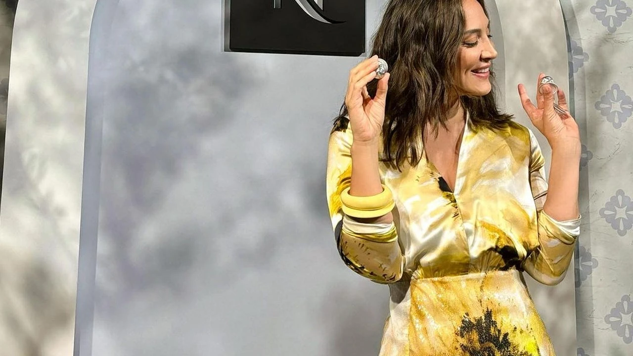 Tamara Falcó estrena conjunto amarillo con chaleco sueltecito de su colección mientras suenan nuevos rumores de embarazo