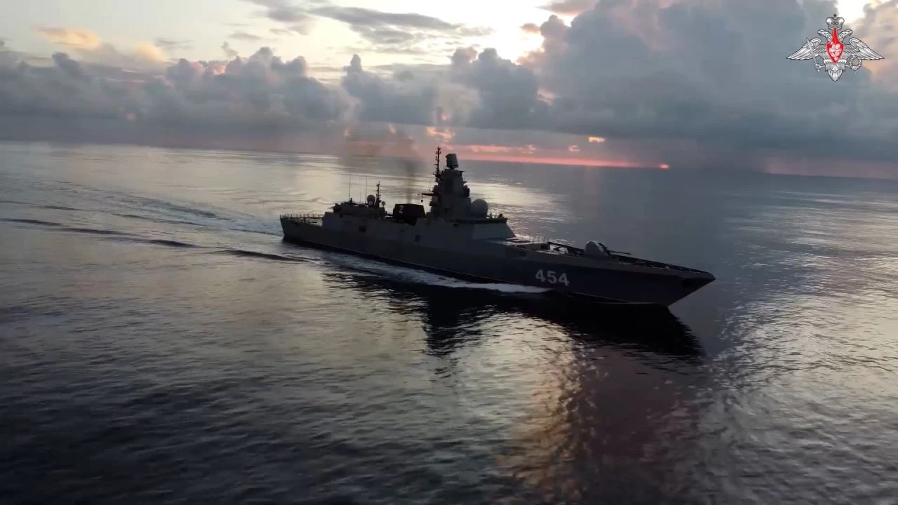 La Armada española intercepta buques rusos cerca del Estrecho