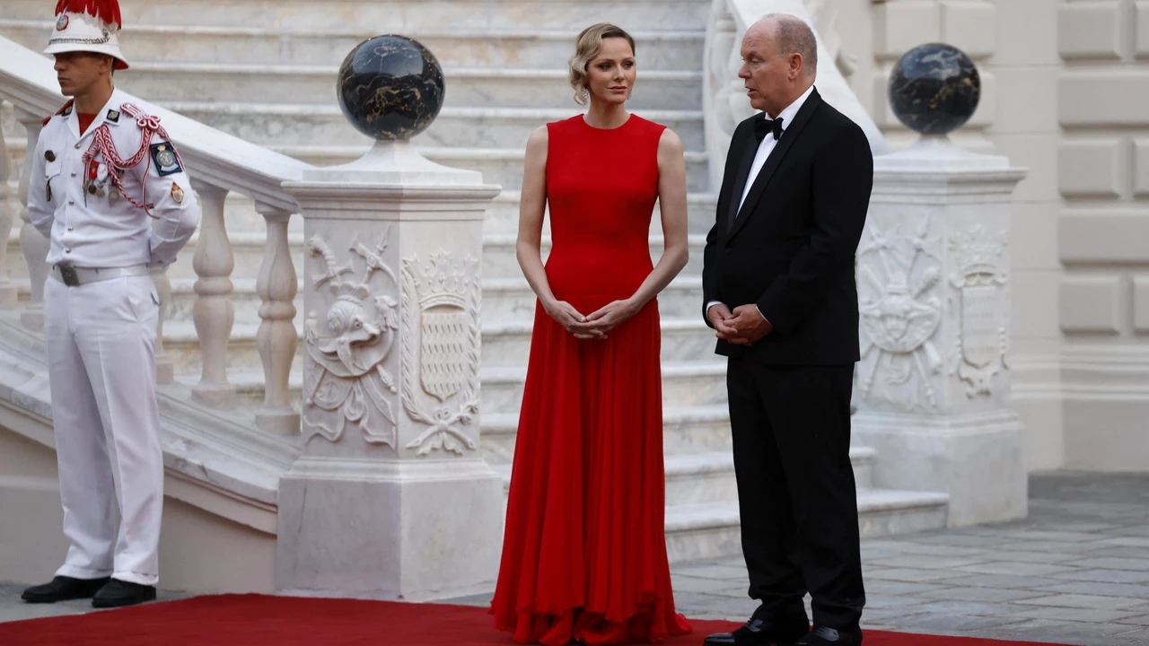 El vestido rojo de Charlène de Mónaco que las invitadas +40 van a querer para ser la más elegante del verano
