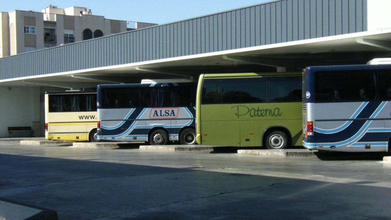 El nuevo mapa concesional de autobuses de Puente que dejaría sin servicio a 3,2 millones de personas encalla por la oposición del PP