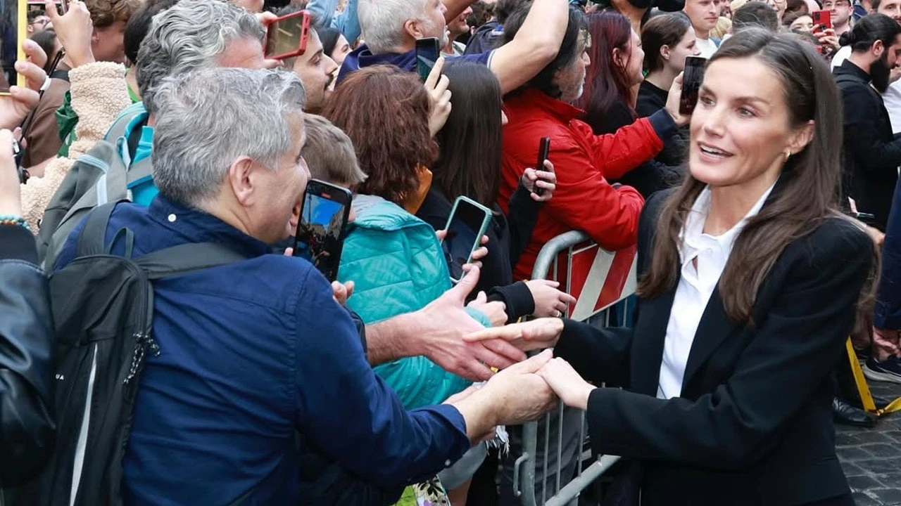 La Reina Letizia llega a Roma con su uniforme infalible para asistir mañana a la misa del inicio del pontificado de León XVI