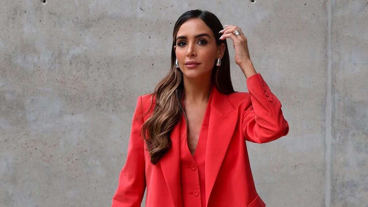 Rocío Osorno se ha comprado este traje rojo con chaleco de Mango que va a usar este Jueves Santo y también en la Feria de Abril