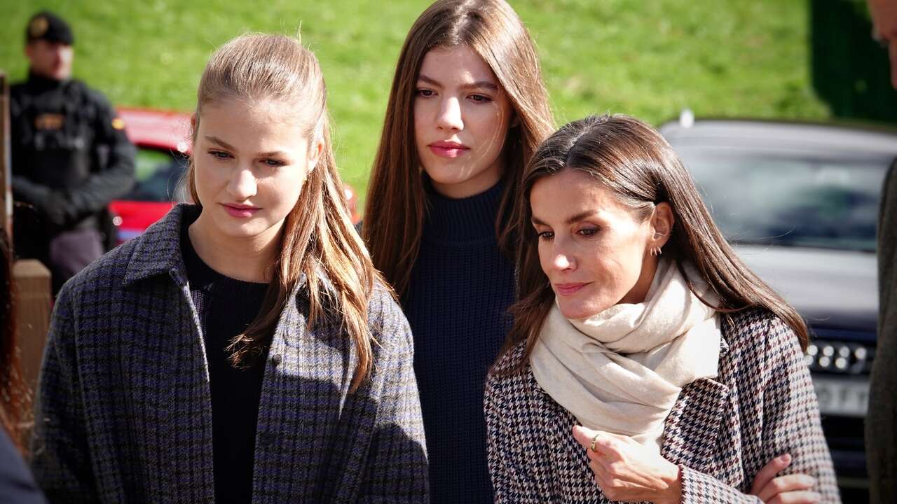 La foto viral de la Princesa Leonor y la infanta Sofía con un grupo de fans en los Premios Princesa de Asturias