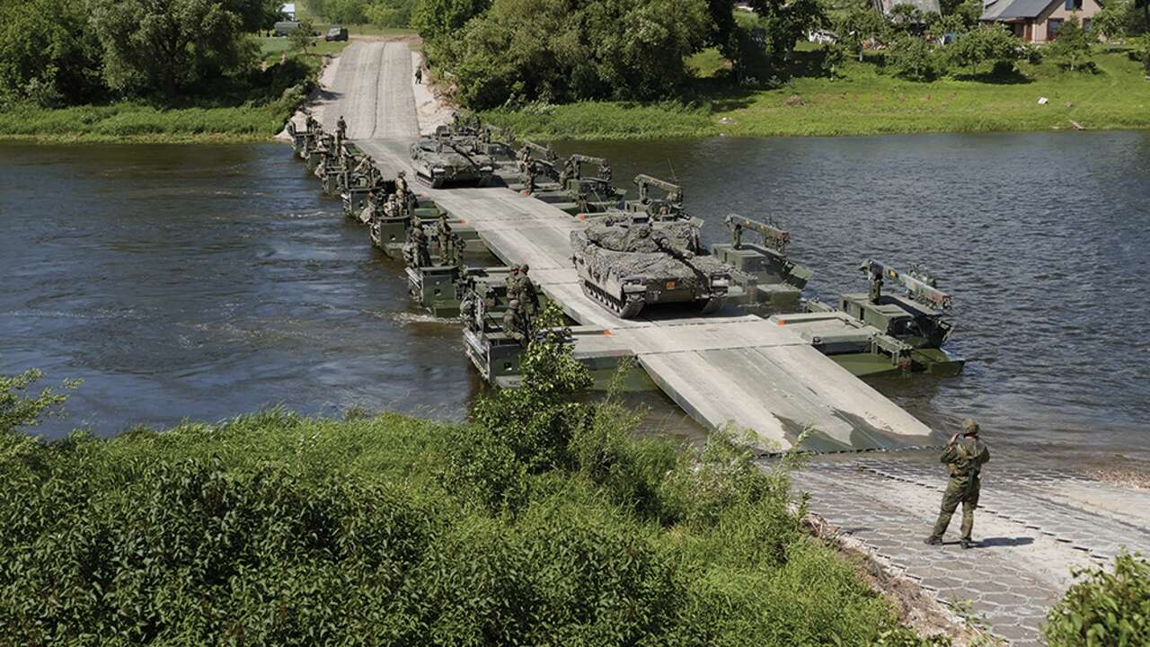 El Ejército de Tierra sueco adquiere más de 20 puentes anfibios para salvar cauces de hasta 400 metros: España comprará uno para 150 metros