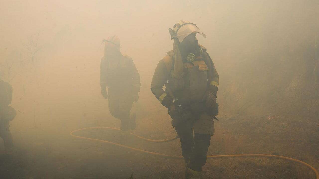 Un fuego activo en Orense y otro estabilizado en Pontevedra dejan 20 hectáreas quemadas