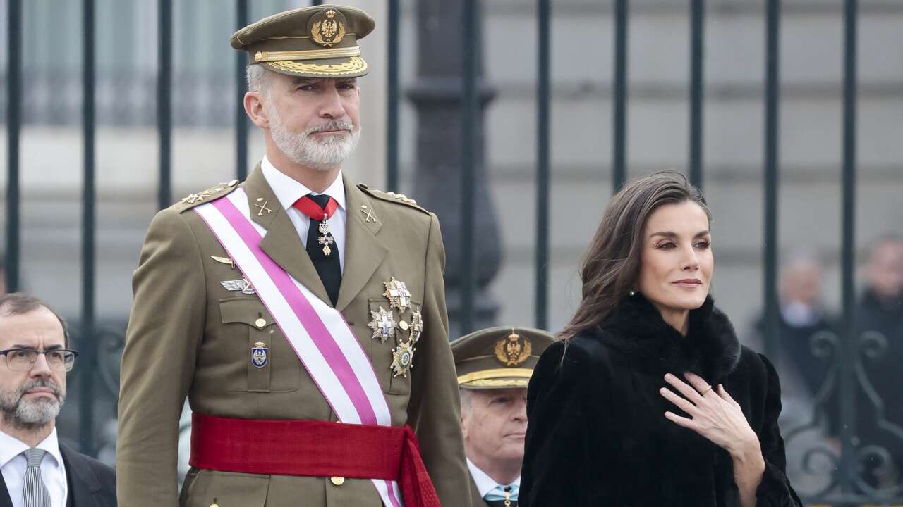 La Reina Letizia triunfa en la Pascua Militar 2025 con un look doble tendencia: abrigo corto de pelo y vestido burdeos