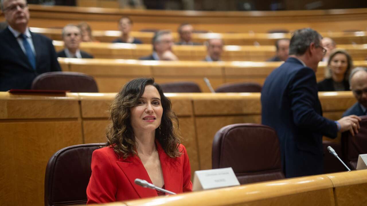 Ayuso vuelve al trabajo después de la boda de Almeida con su traje rojo favorito (y más empoderado)