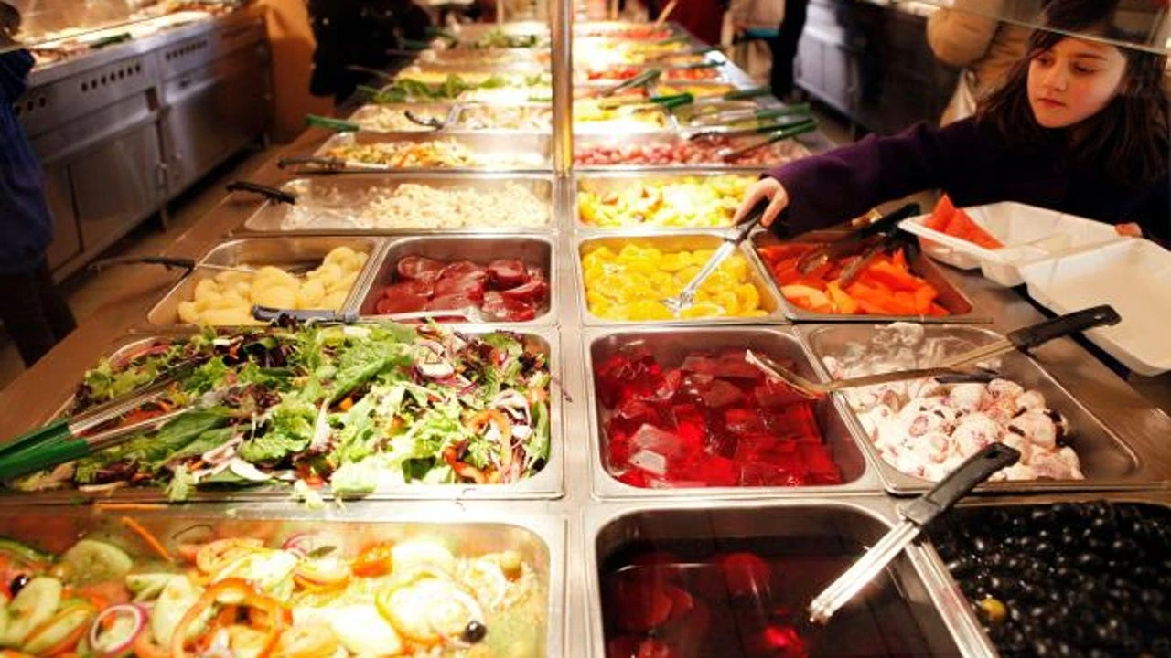 Un chino propietario de un buffet en España explica qué clientes son más y menos rentables: “No tengo que salir perdiendo”