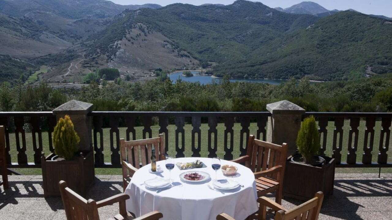 Este es el Parador más barato de España para disfrutar de un paraje único este verano