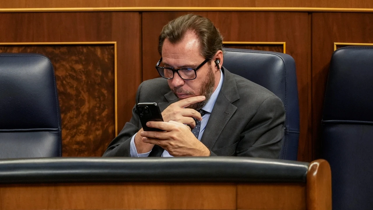 El clamoroso silencio del ministro 'tuitero' ante el caos de Renfe y Bajaras: Óscar Puente, desaparecido