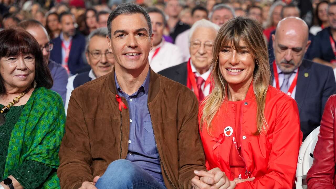 Begoña Gómez recupera la bomber acolchada favorita de las mujeres 50+ con vaqueros campana y botines de efecto ante