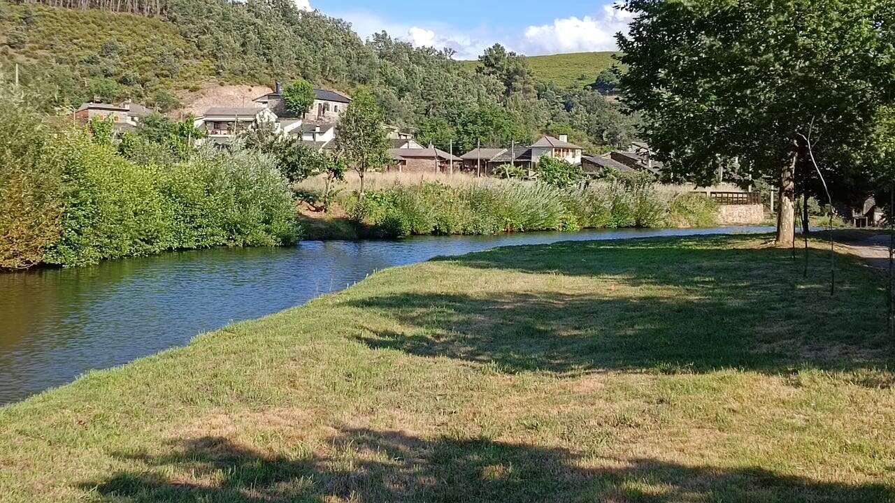 El peculiar pueblo dividido por un puente de piedra que pertenece a dos países