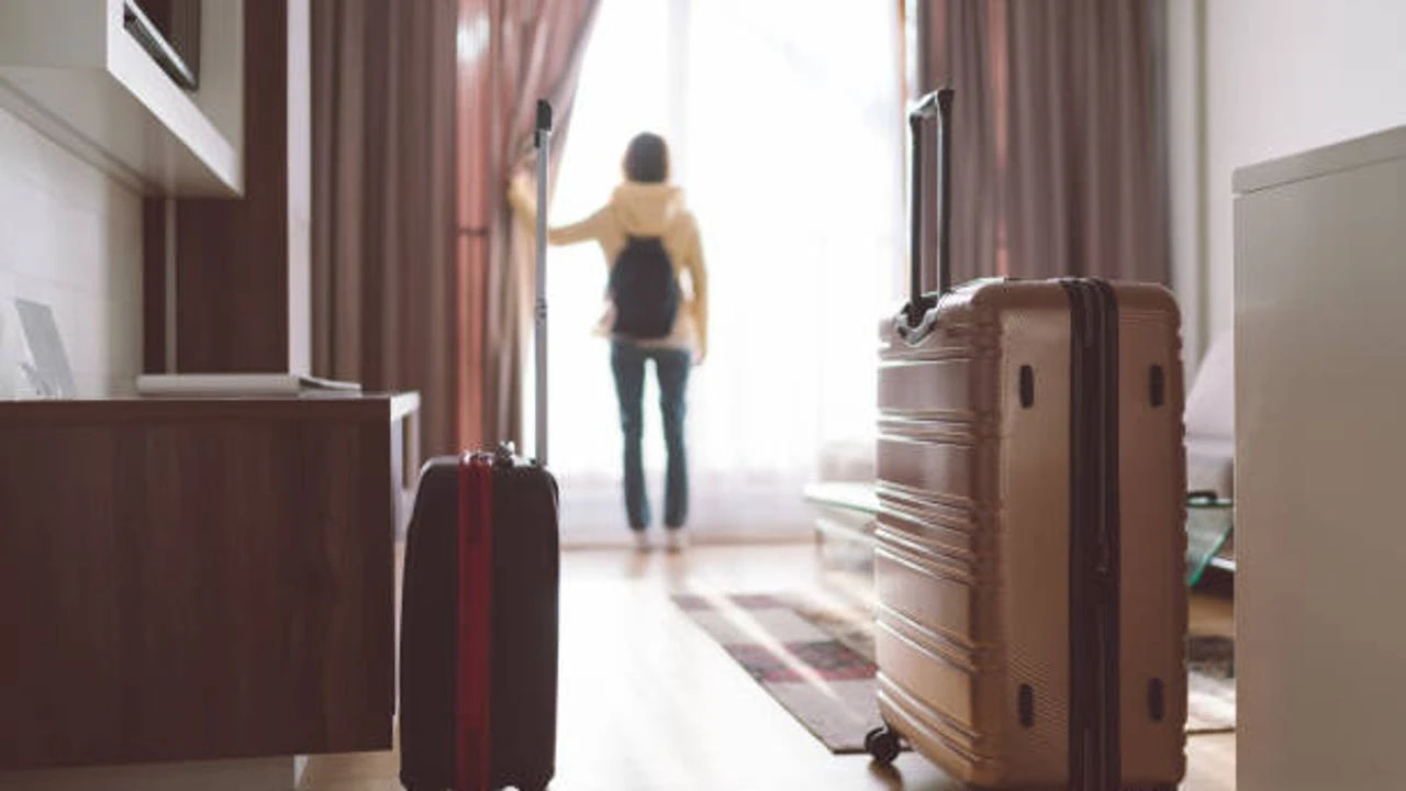 El motivo por el que no colocar tu equipaje en la cama al llegar a un hotel