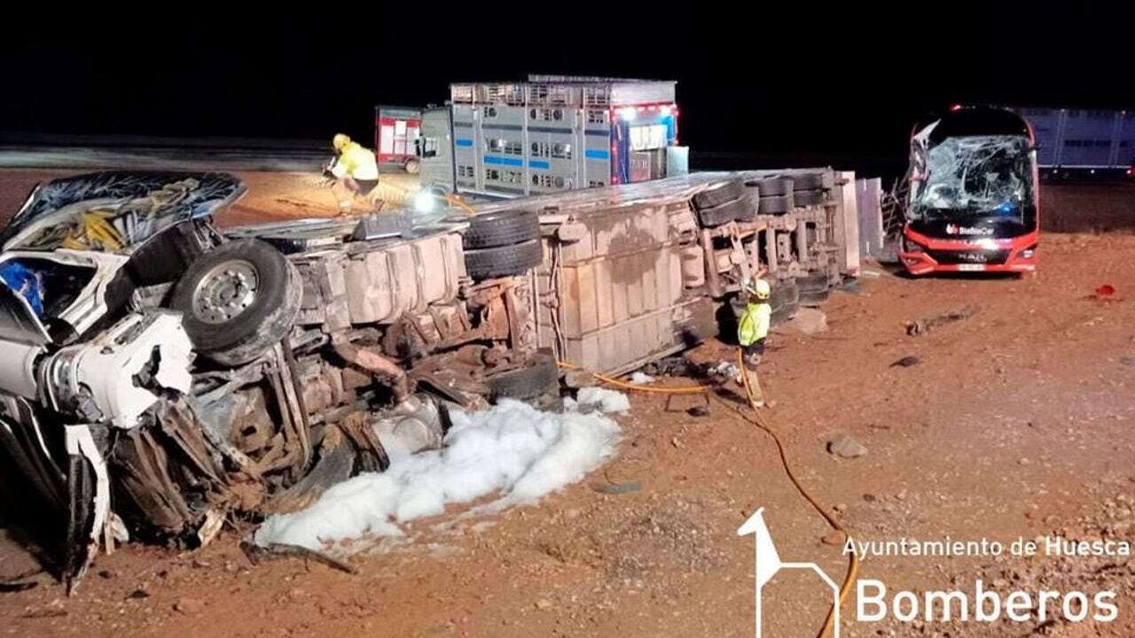 Accidente de autobús en Huesca: once heridos al chocar contra un camión accidentado