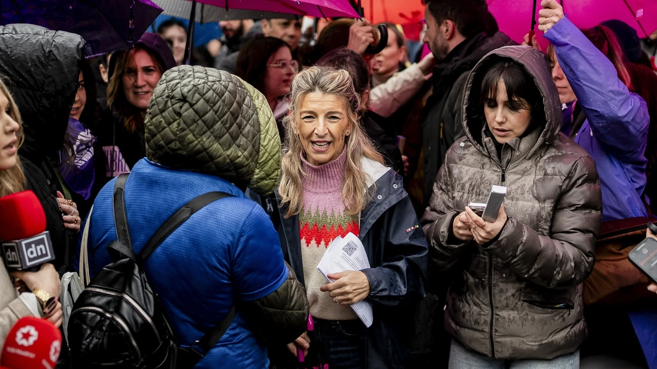 Yolanda Díaz saca el chubasquero y las botas de agua del armario para celebrar el 8M en Madrid