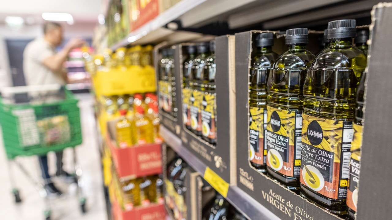 El aceite de oliva virgen extra baja más de 4 euros en origen y menos de 3 en los súper en el último año