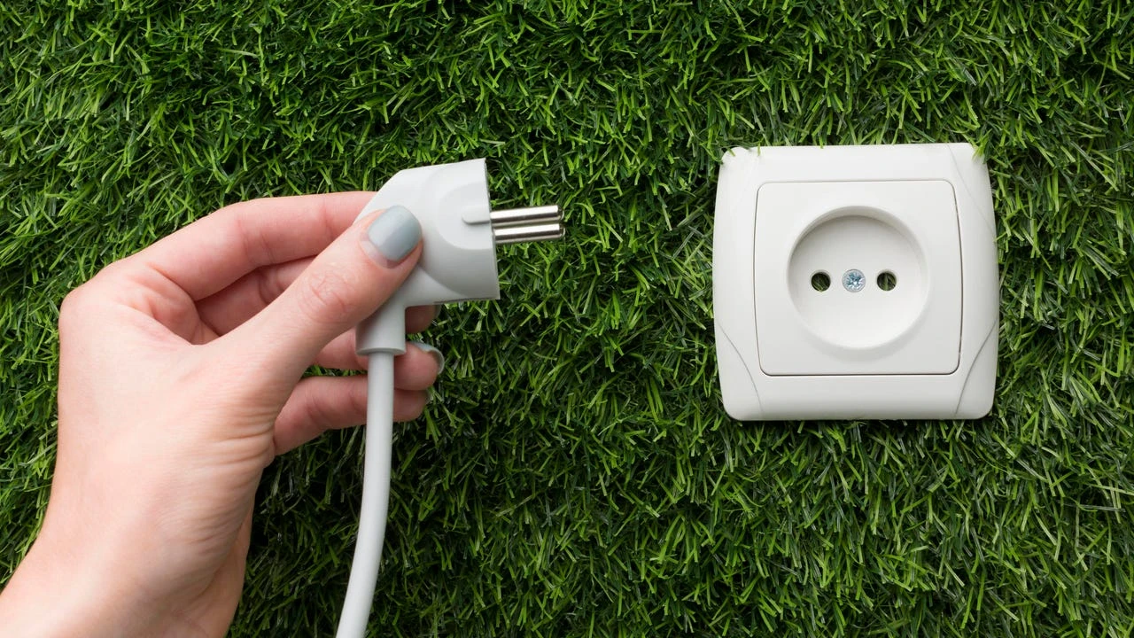 ¿Te has ido de vacaciones sin desconectar los electrodomésticos? El consumo fantasma puede costar tanto como una factura de la luz