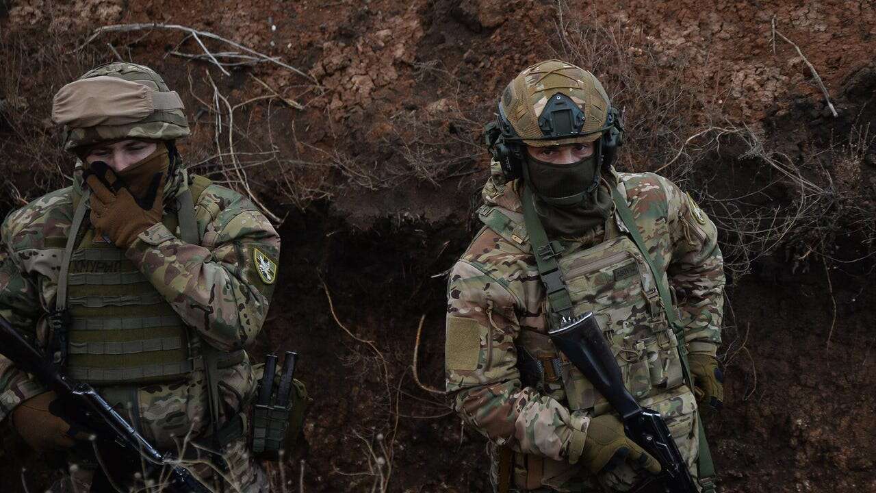 Ucrania traslada al frente terrestre a 50.000 soldados de otras ramas del Ejército por si se enquista la guerra