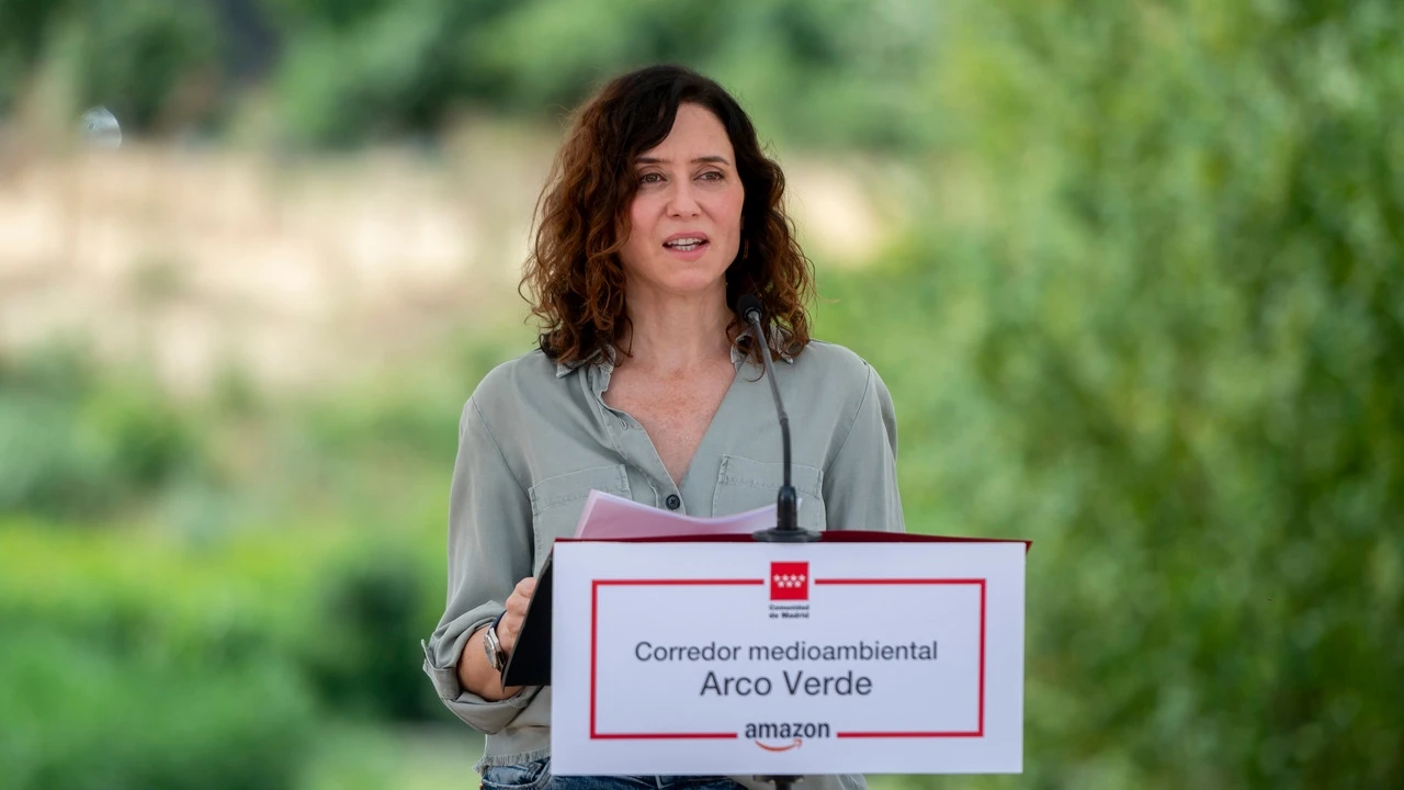 Ayuso se planta en el campo en vaqueros y zapatillas: el look más sorprendente del verano