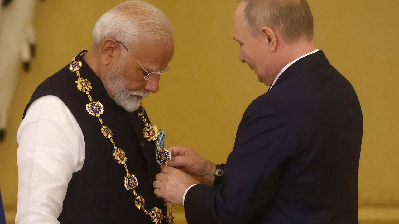 «La guerra no puede resolver los problemas»: Modi manda un tímido recado a Putin desde el Kremlin