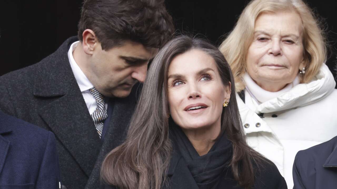 La Reina Letizia saca del armario su abrigo negro y sus mocasines de tacón cómodo favoritos para una fría mañana en La Rioja