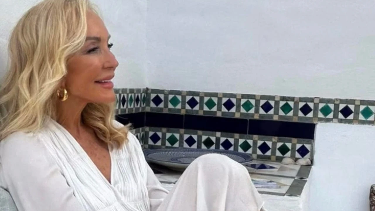 No hay verano de Carmen Lomana sin Marbella ni el vestido blanco que más resalta el bronceado