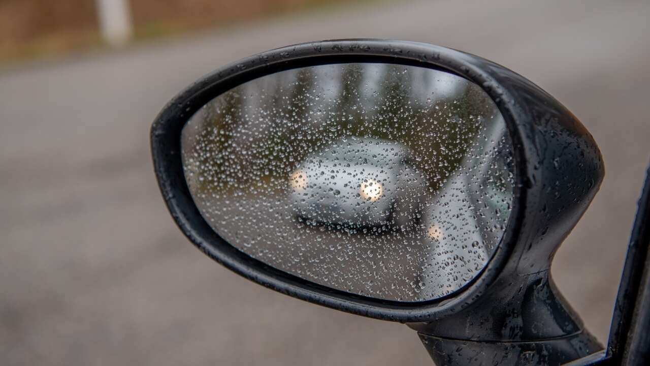 La DGT lo tiene claro: por esta razón no debes cerrar nunca los retrovisores de tu coche