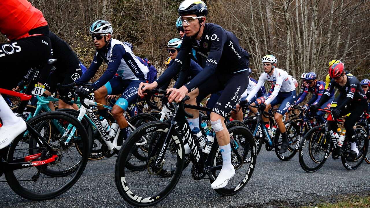 El granizo neutraliza la París-Niza y un ciclista español monta en cólera