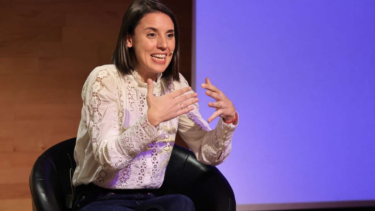 La blusa más pija (y clásica) de Irene Montero es la que ella combina con vaqueros rectos en otoño