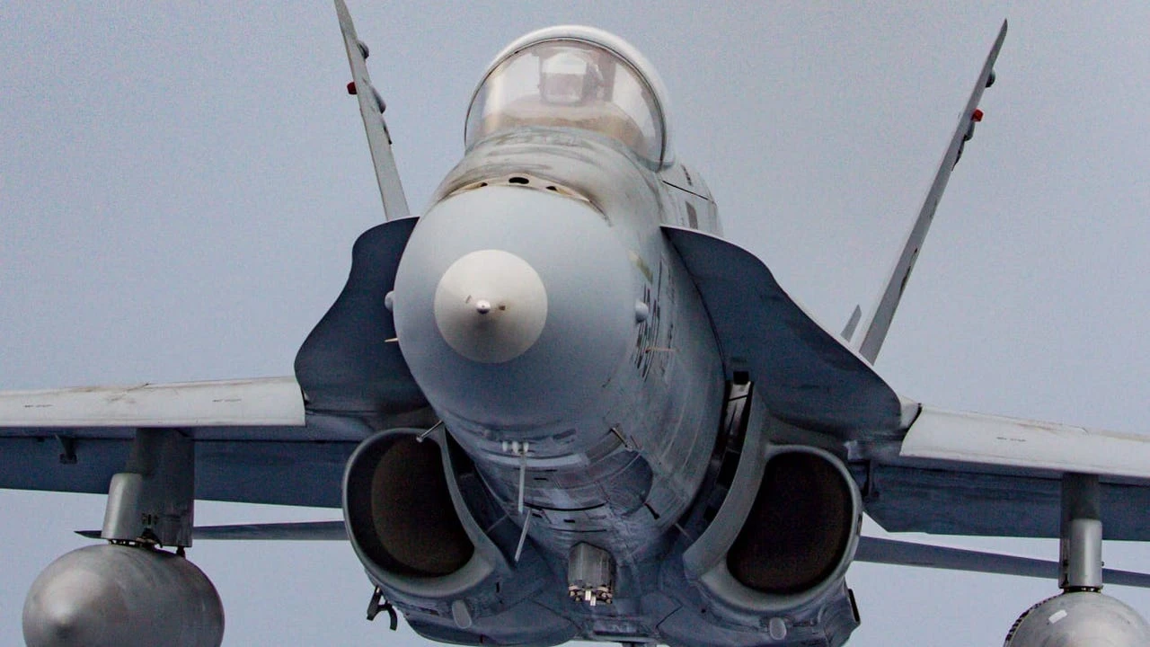 Los aviones F-18 españoles han tenido una importante misión: escoltar a estos bombarderos de última generación