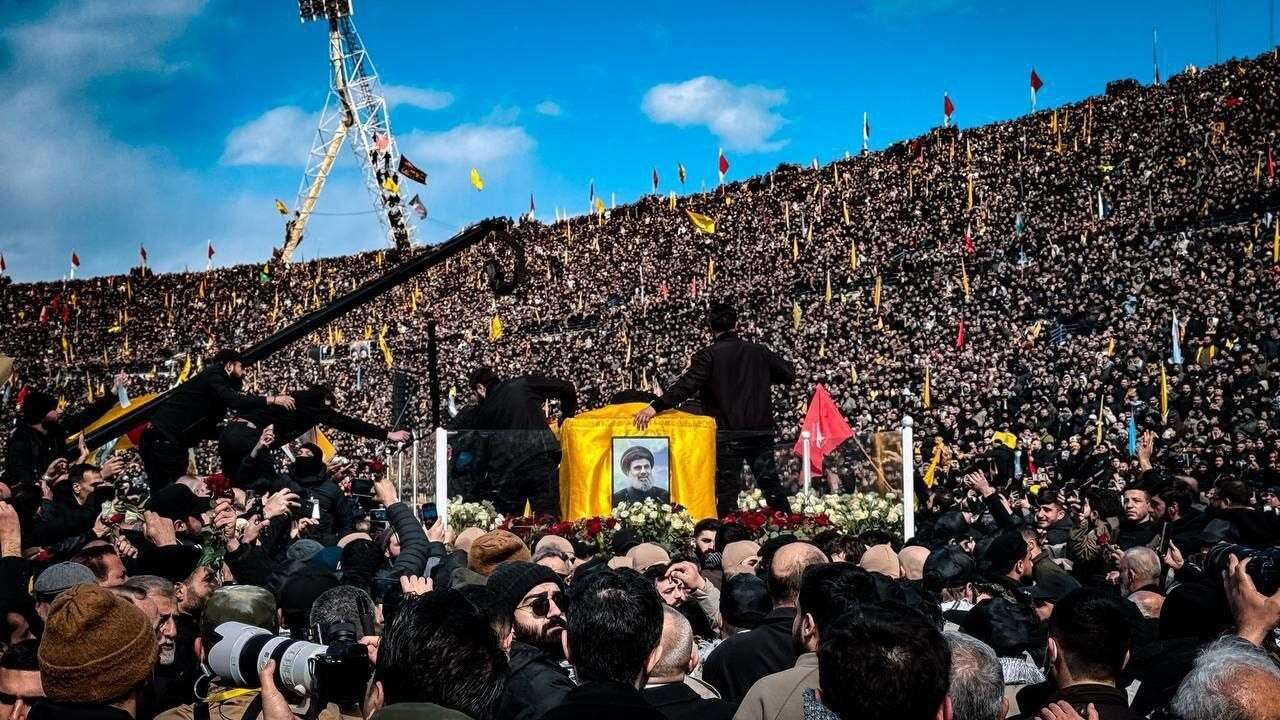 Hizbulá despide a Narala como un mártir en un multitudinario funeral en Beirut